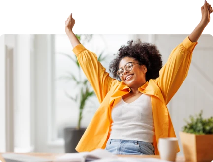 Empreendedora comemorando pagamento recebido